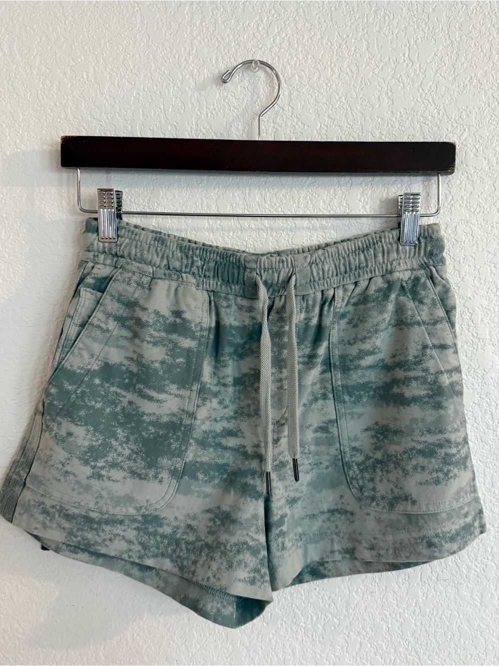 Athleta Womens Farallon Shorts Gray Green Camo Knit Pockets Drawstring Size Smal
